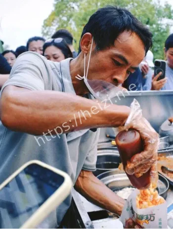 鸡排哥手臂布满烫伤疤